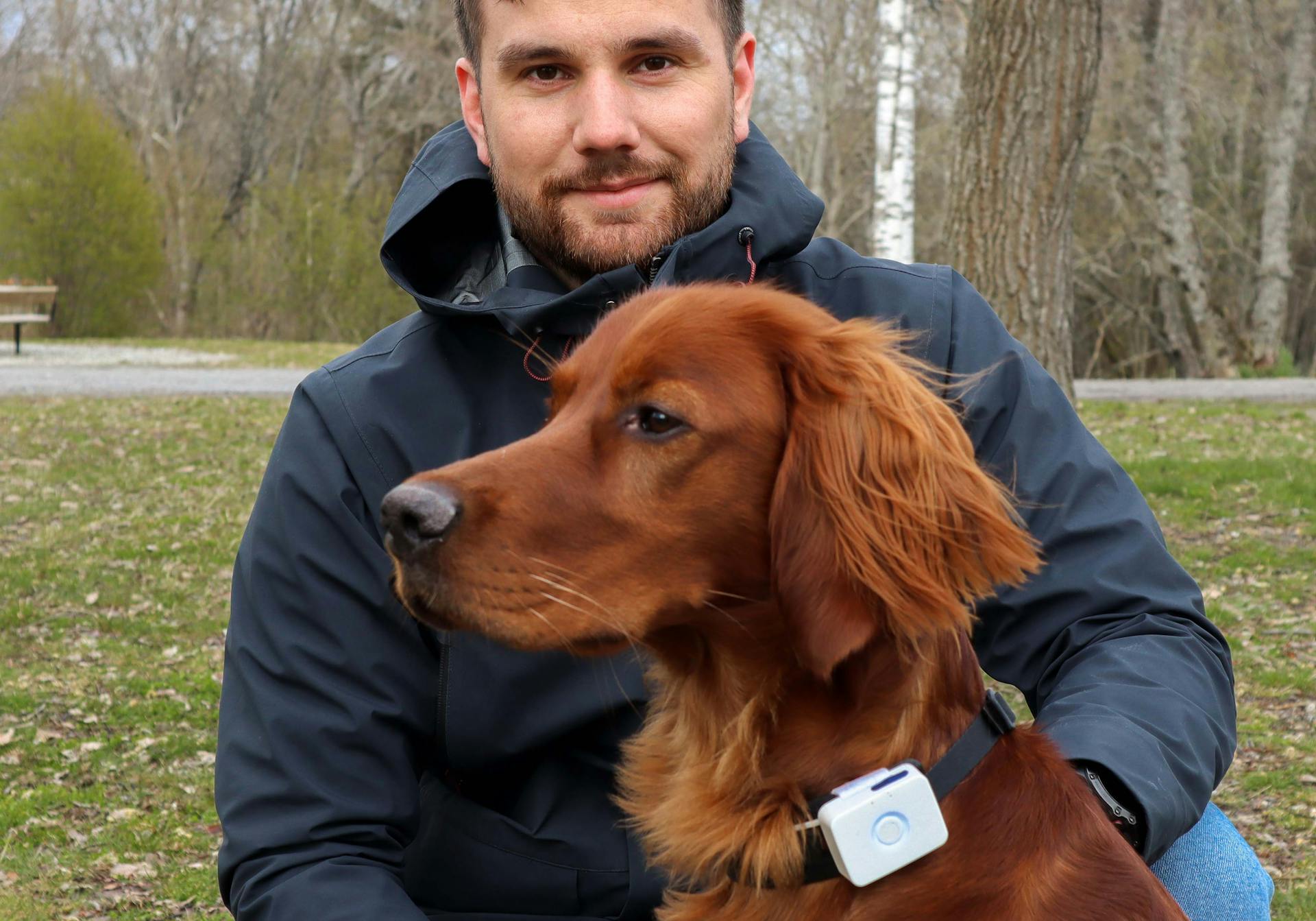 Gun dog and dog-owner with GPS tracker for dogs